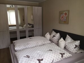 2 bedrooms, iron/ironing board, WiFi, bed sheets - Apartment 'Ferienwohnung, 60qm' with Shared Terrace, Shared Garden and Wi-Fi (Olsberg)