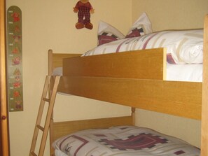 Een strijkplank/strijkijzer, wifi, beddengoed