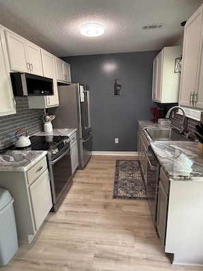 Micro-ondes, plaque de cuisson, lave-vaisselle