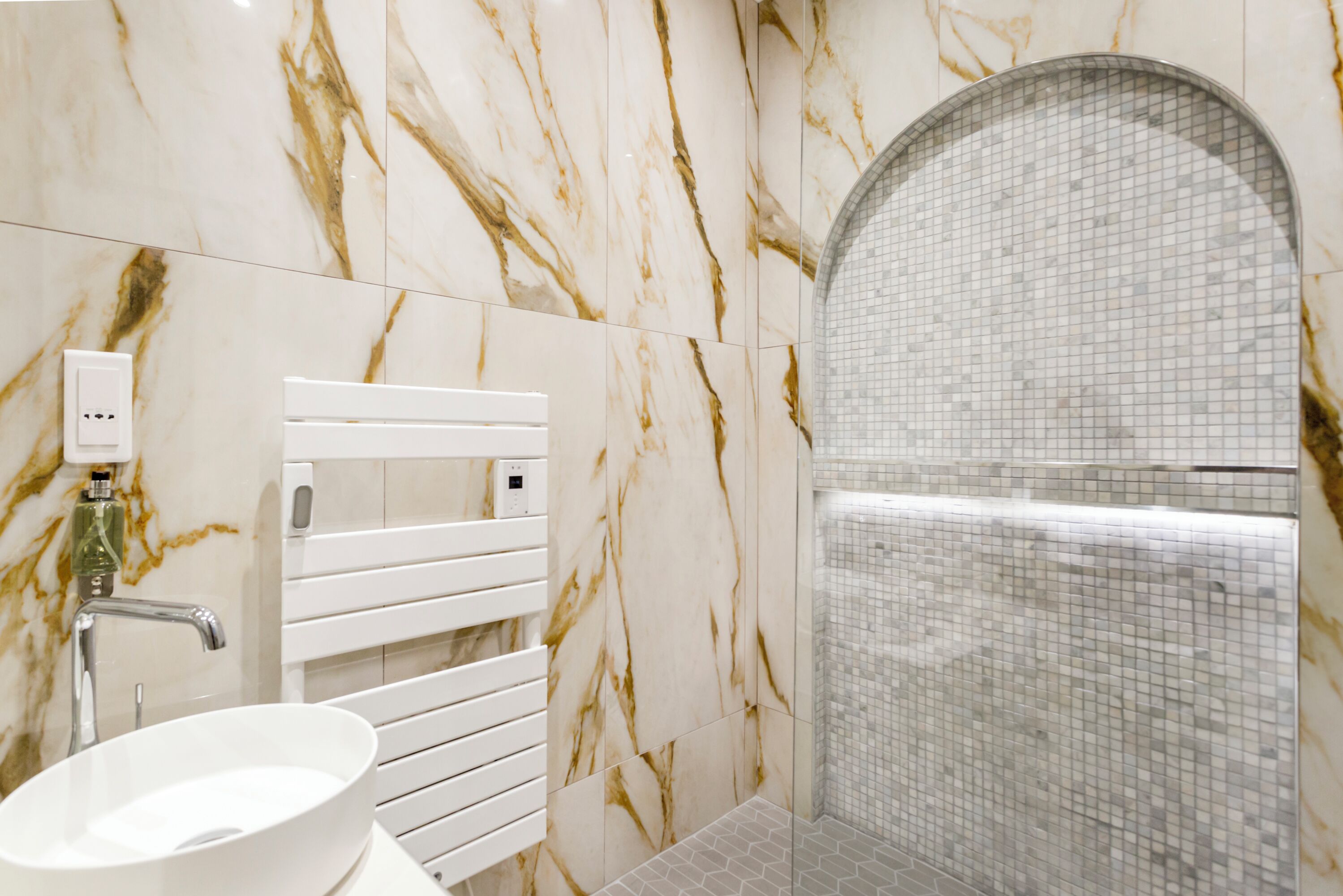 Appartement | Salle de bain | Douche à « effet pluie », articles de toilette écologiques