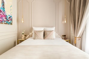 Apartment | In-room safe, desk, laptop workspace, blackout drapes