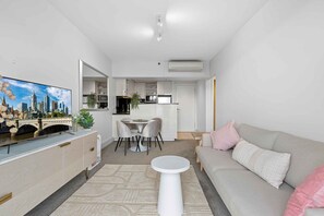 Apartment | Living room - Lovely Boutique 1-bed Unit With Gym & Pool (Melbourne)