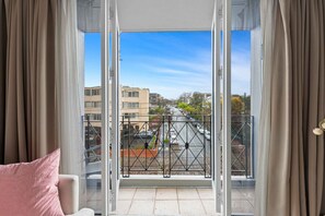 Balcony - Lovely Boutique 1-bed Unit With Gym & Pool (Melbourne)