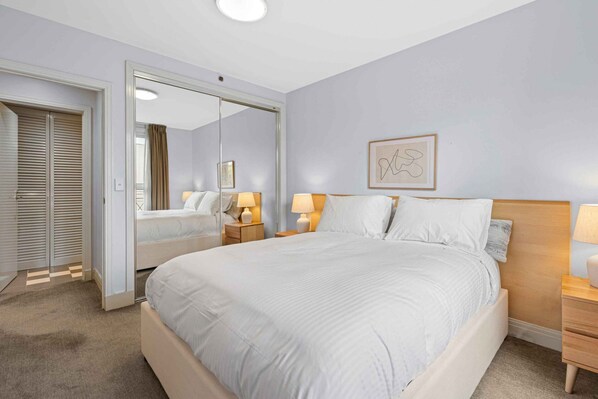 1 bedroom, iron/ironing board, bed sheets - Lovely Boutique 1-bed Unit With Gym & Pool (Melbourne)