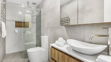 Apartment | Bathroom | Hair dryer, towels, soap, shampoo
