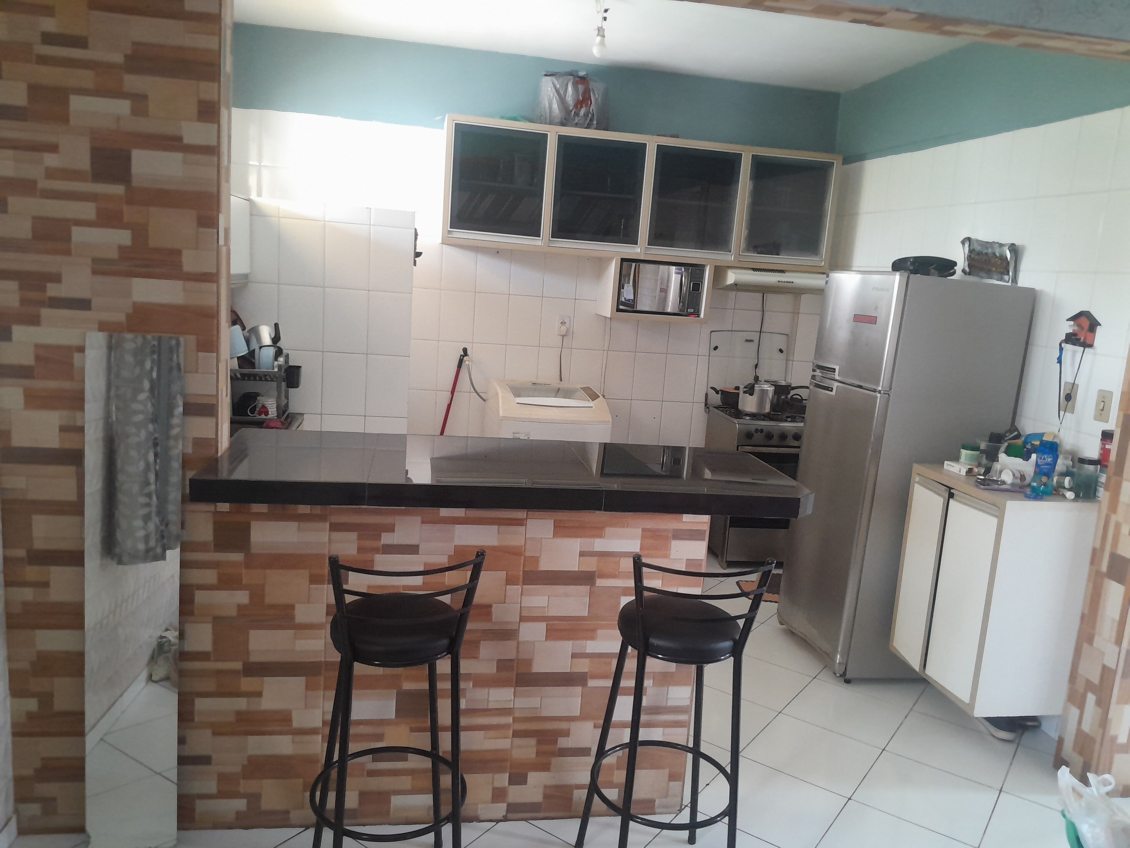 Jääkaappi, liesi, tehosekoitin, keittoastiat/astiat/ruokailuvälineet