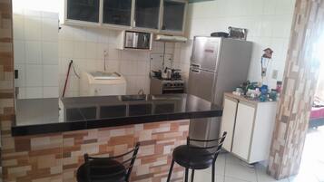 Fridge, stovetop, blender, cookware/dishes/utensils