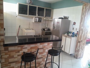 ثلاجة، موقد طهي مسطح، خلاط، مستلزمات طهي/أطباق/أوعية