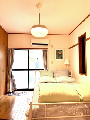 Iron/ironing board, WiFi, bed sheets