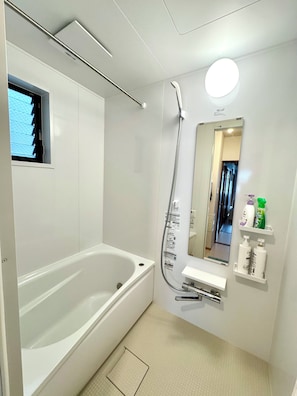 Secadora de cabello, bidet, toallas, jabón 