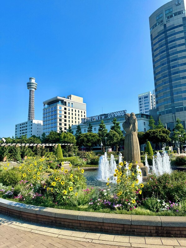 A hotel with a prominent tower, a statue, and a fountain in a landscaped area. - Ideal for sightseeing in Yokohama Chinatown, Motomachi, and Yamate|Quiet, comfortable home (62 square meters)|Easy access to Kamakura! (Yokohama)