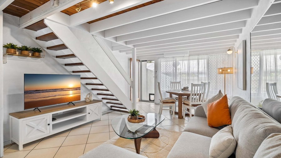 Chic 2-bed Cabin-style Home by Mooloolaba Beach