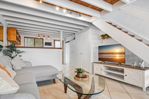 Chic 2-bed Cabin-style Home by Mooloolaba Beach