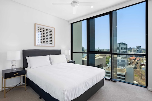 Riverside 2-bed by Brisbane's Landmarks