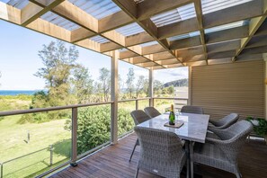 Outdoor dining - 3-bed Seaside Serenity Escape at Long Beach (Long Beach)