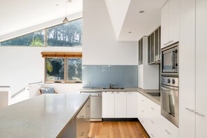 Private kitchen - 3-bed Seaside Serenity Escape at Long Beach (Long Beach)