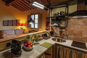 Kühlschrank, Mikrowelle, Herdplatte, Wasserkocher mit Kaffee-/Teezubehör