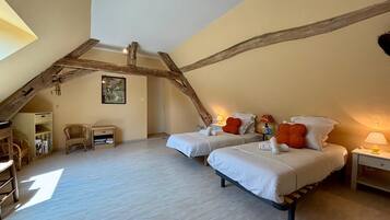5 habitaciones, tabla de planchar con plancha, wifi y ropa de cama