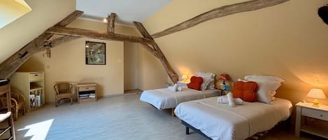 5 bedrooms, iron/ironing board, WiFi, bed sheets