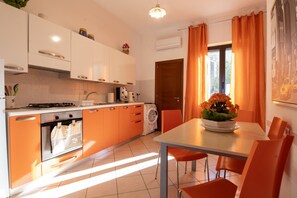 Fridge, oven, stovetop, coffee/tea maker