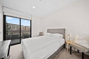 2 bedrooms, laptop workspace, iron/ironing board, bed sheets - Inner-city 2-bed With Large Balcony, Garden & Gym (Canberra)