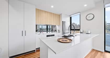 Inner-city 2-bed With Large Balcony, Garden & Gym