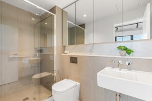 Apartment | Bathroom - Stylish 1-bed With Pool Gym & Stunning Views (Melbourne)