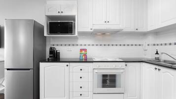 Apartamento | Cozinha privada | Talheres/pratos/utensílios de cozinha