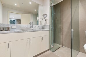Apartment | Bathroom | Bathtub, hair dryer, towels, soap