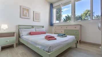 1 dormitorio, tabla de planchar con plancha, wifi y ropa de cama