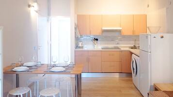 Réfrigérateur, plaque de cuisson, cafetiÚre/bouilloire