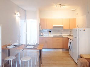 Kjøleskap, kokeplater, kaffetrakter/tekoker og vannkoker