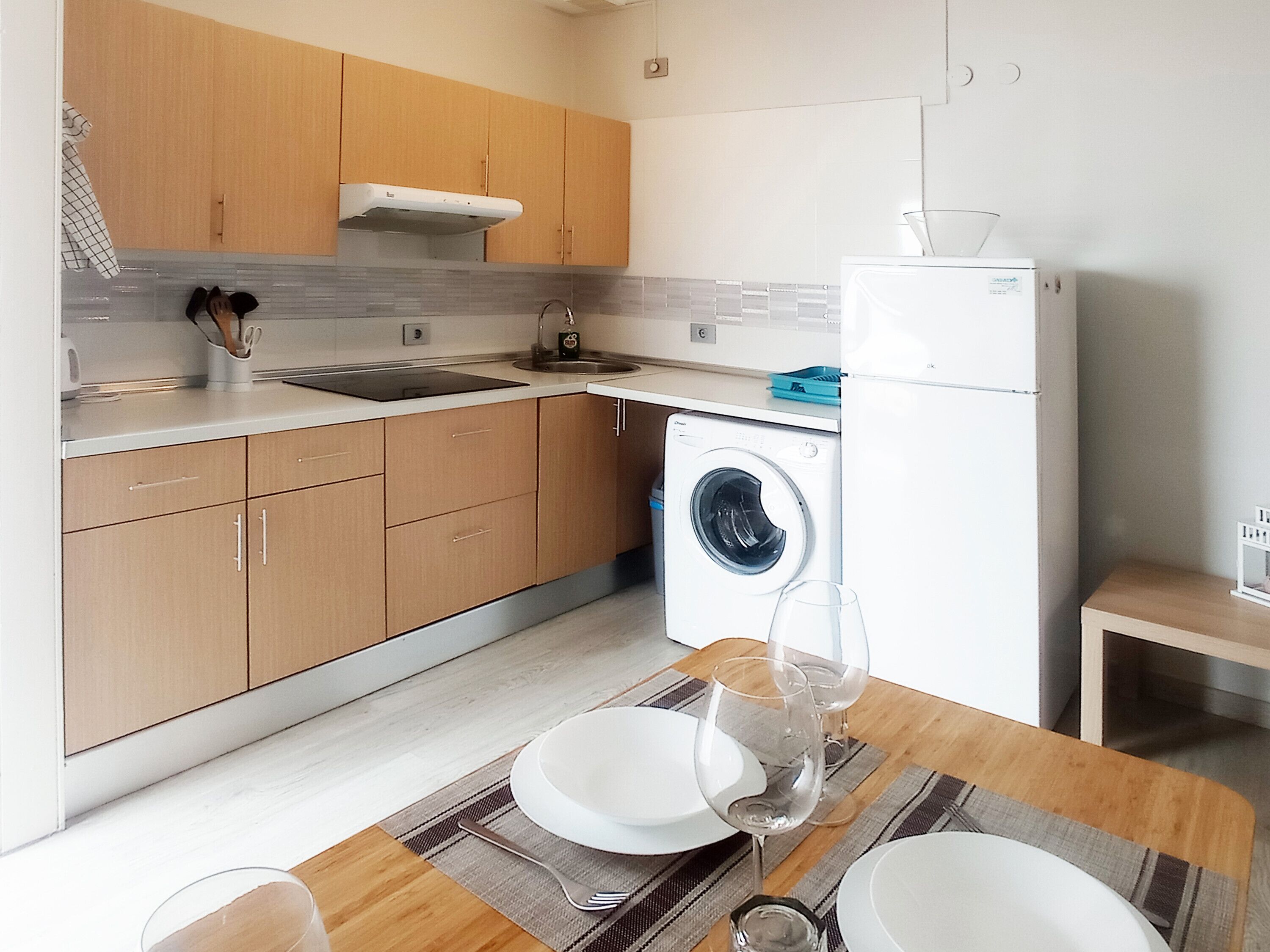 Een koelkast, een kookplaat, een koffiezetapparaat/waterkoker