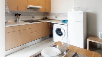 雪櫃、爐具、咖啡機/沖茶器、電熱水壺