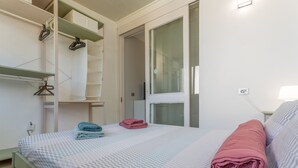 Een slaapkamer met een bed, een kledingkast en een deur naar de badkamer.