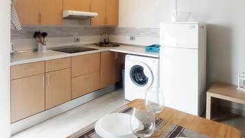 Jääkaappi, liesi, kahvin-/teenkeitin, vedenkeitin