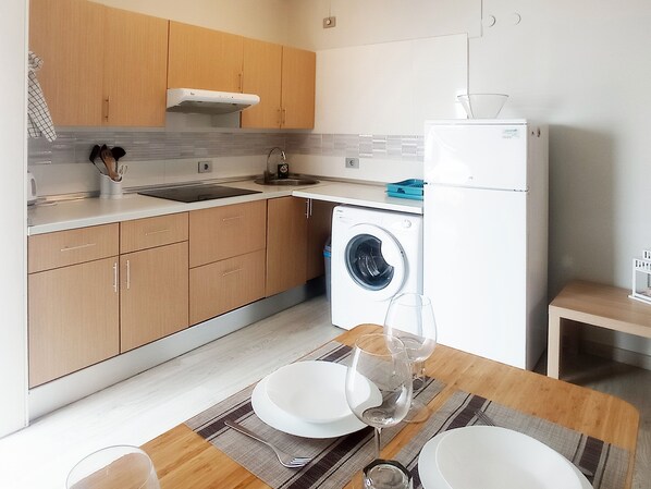 Réfrigérateur, plaque de cuisson, cafetière/bouilloire