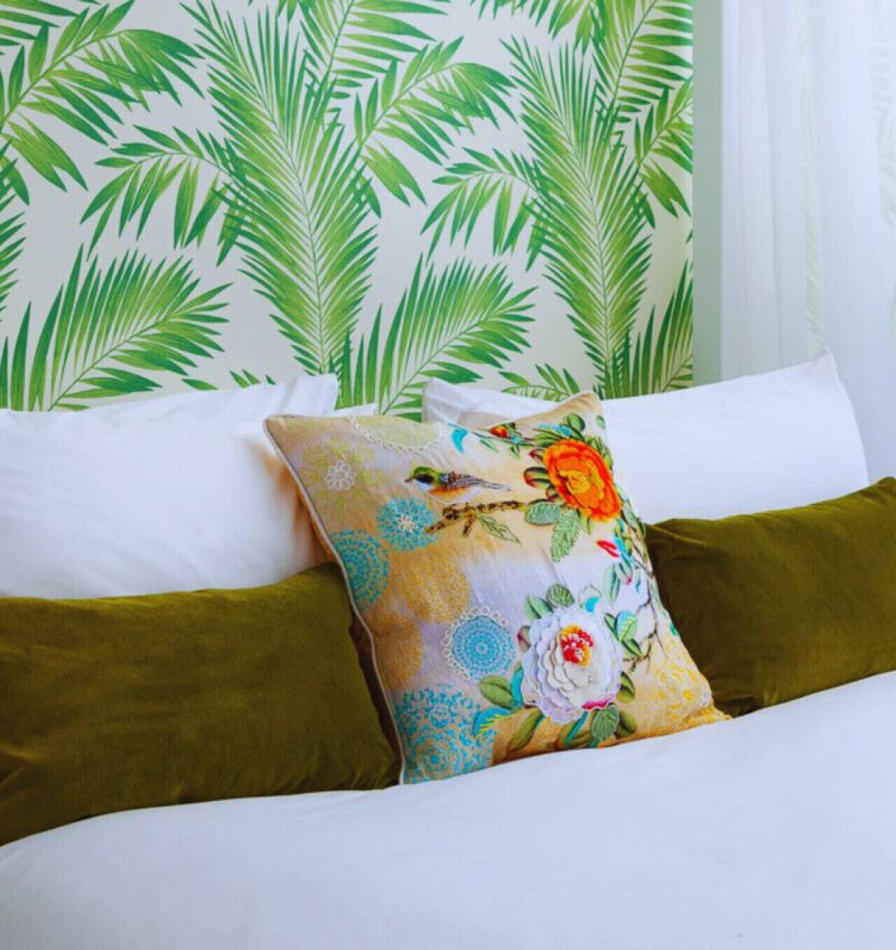 2 makuuhuonetta, työpöytä, silitysrauta/-lauta, vauvan matkasänky