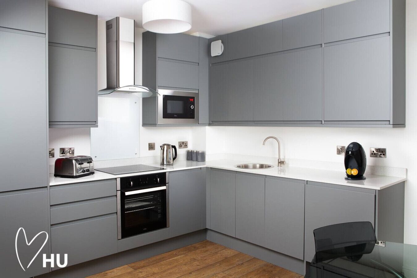 Kjøleskap, mikrobølgeovn, kokeplater og kaffetrakter/tekoker