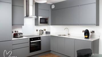 Frigorífic, microones, placa de cuina i cafetera i tetera