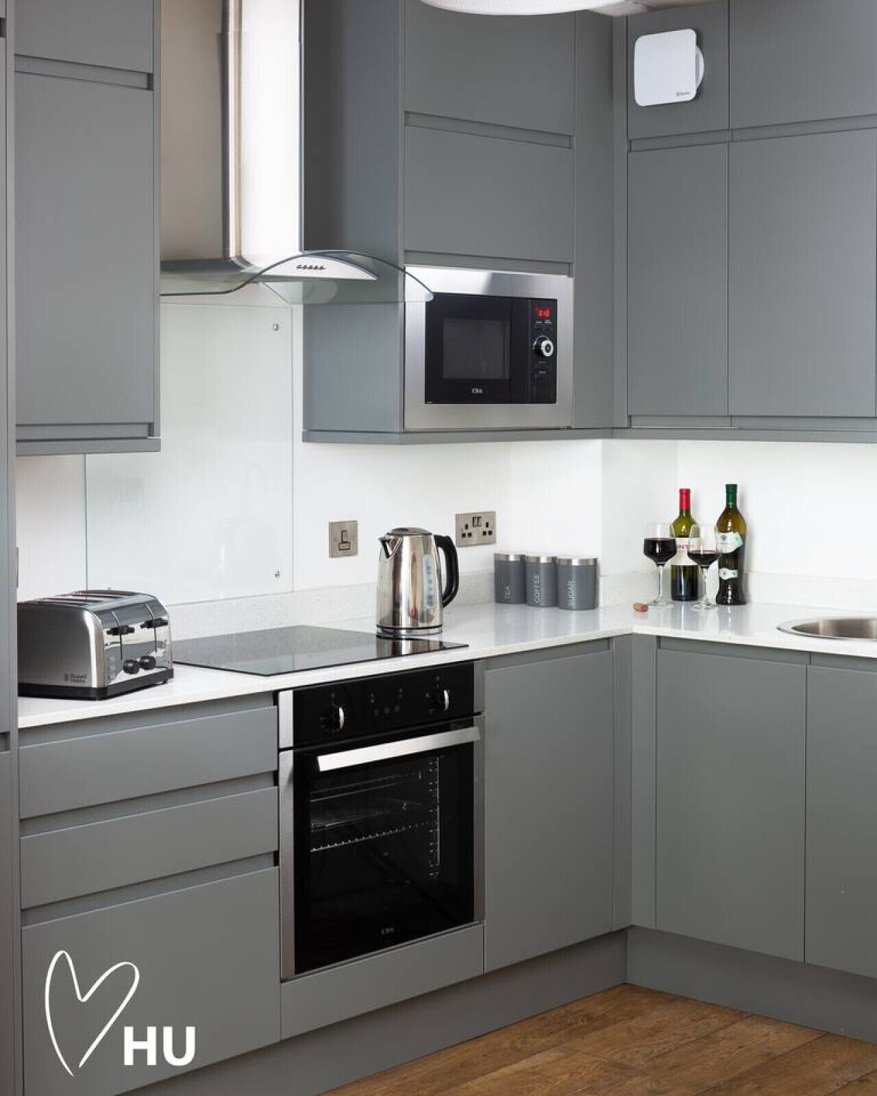 Kjøleskap, mikrobølgeovn, kokeplater og kaffetrakter/tekoker