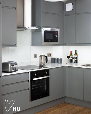 Jääkaappi, mikroaaltouuni, liesi, kahvin-/teenkeitin