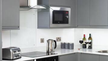 Réfrigérateur, micro-ondes, plaque de cuisson, cafetiÚre/bouilloire