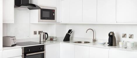 Kjøleskap, mikrobølgeovn, ovn og oppvaskmaskin