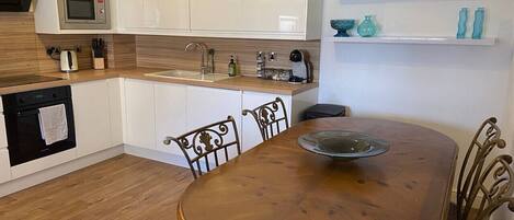 Kjøleskap, mikrobølgeovn, ovn og oppvaskmaskin