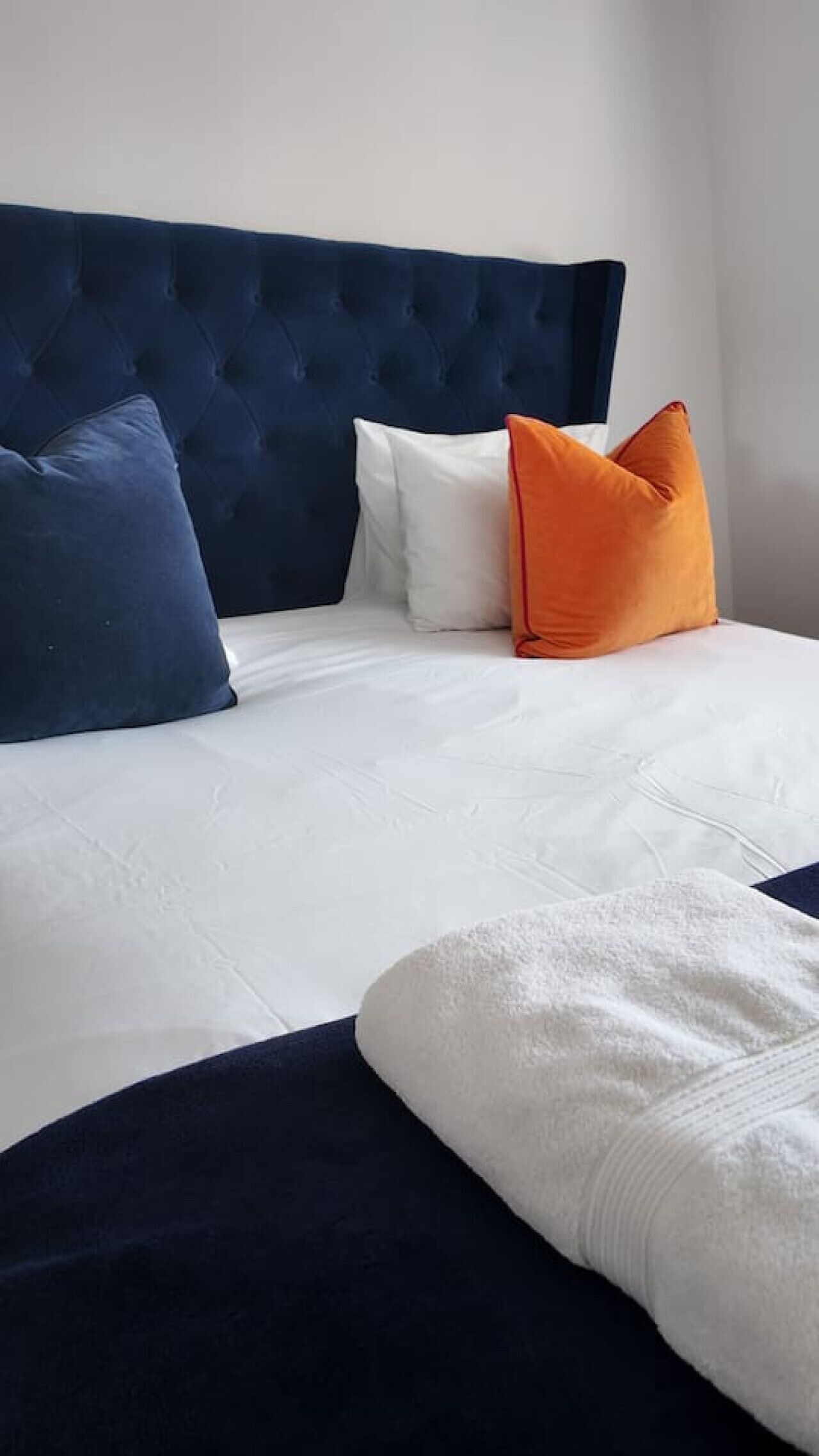 Tabla de planchar con plancha, cuna de viaje, wifi y ropa de cama 