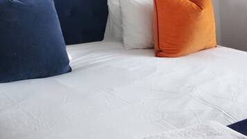 Tabla de planchar con plancha, cuna de viaje, wifi y ropa de cama