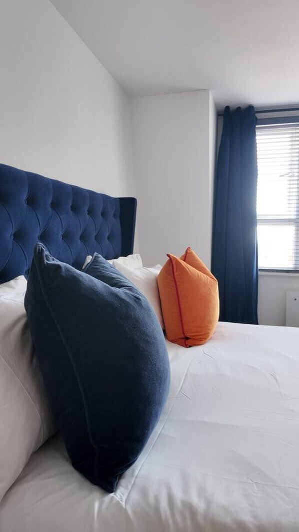 Tabla de planchar con plancha, cuna de viaje, wifi y ropa de cama