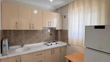 Jääkaappi, liesi, keittoastiat/astiat/ruokailuvälineet