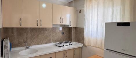 電冰箱、爐台、鍋具/餐盤/廚房用品